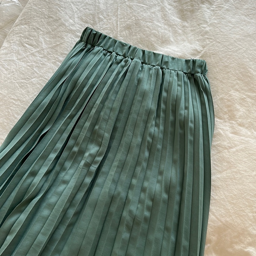 Pleated midi skirt